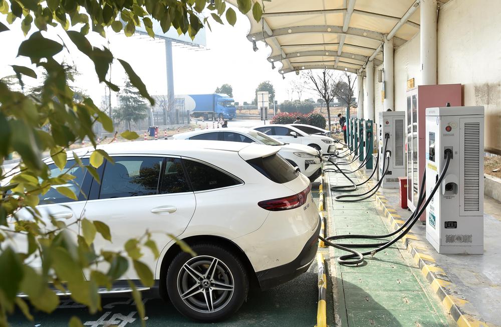 春运自驾大军增多,高速服务区餐饮及停车充电情况受关注