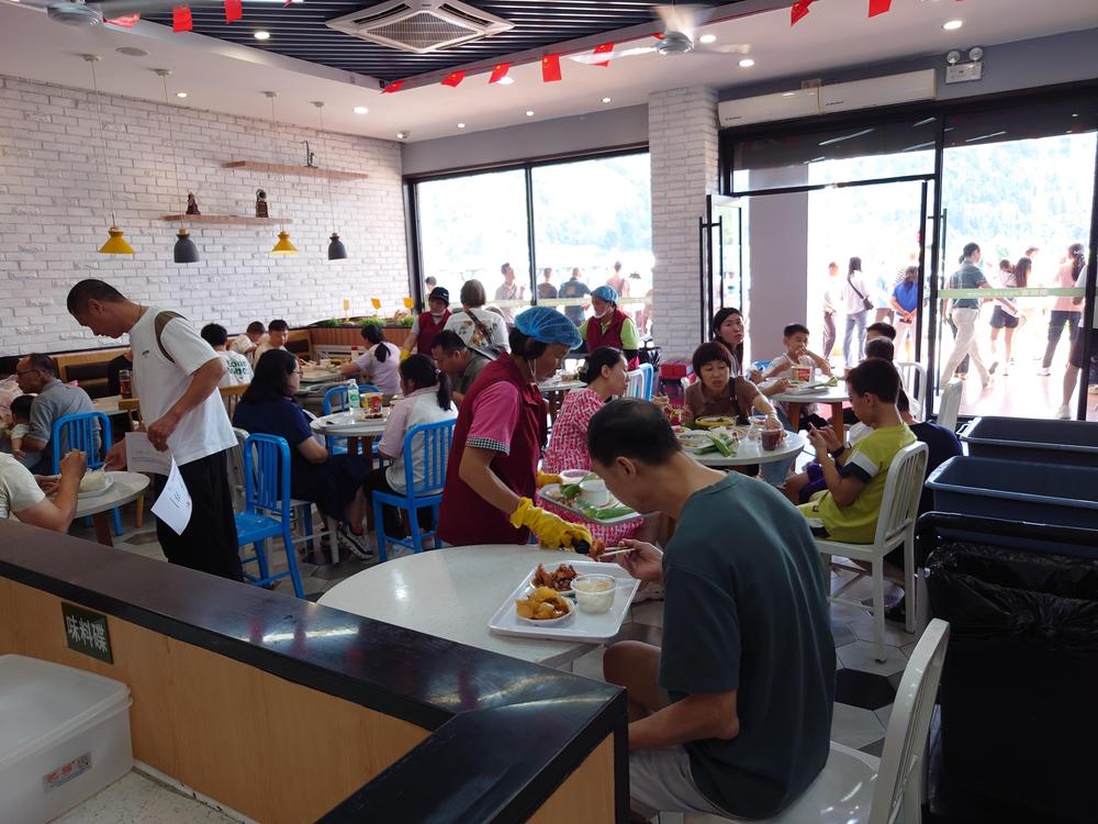 春运自驾大军增多,高速服务区餐饮及停车充电情况受关注