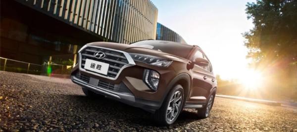 高速驾驶保命技巧！系安全带不超车，会车并线要减速