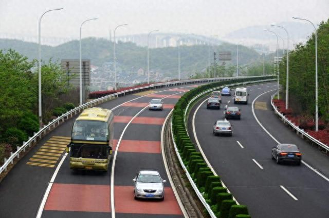 常跑高速的看过来！这几个实用驾驶技巧关键时刻能保命