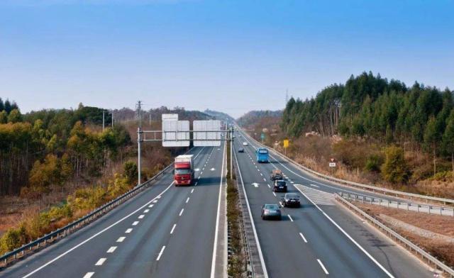 常跑高速的看过来!这几个实用驾驶技巧关键时刻能保命