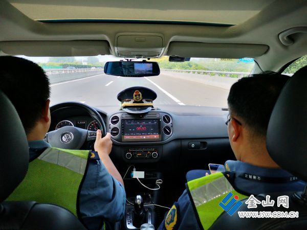 高温下江苏宁沪支队二大队坚守岗位保障高速安全畅通