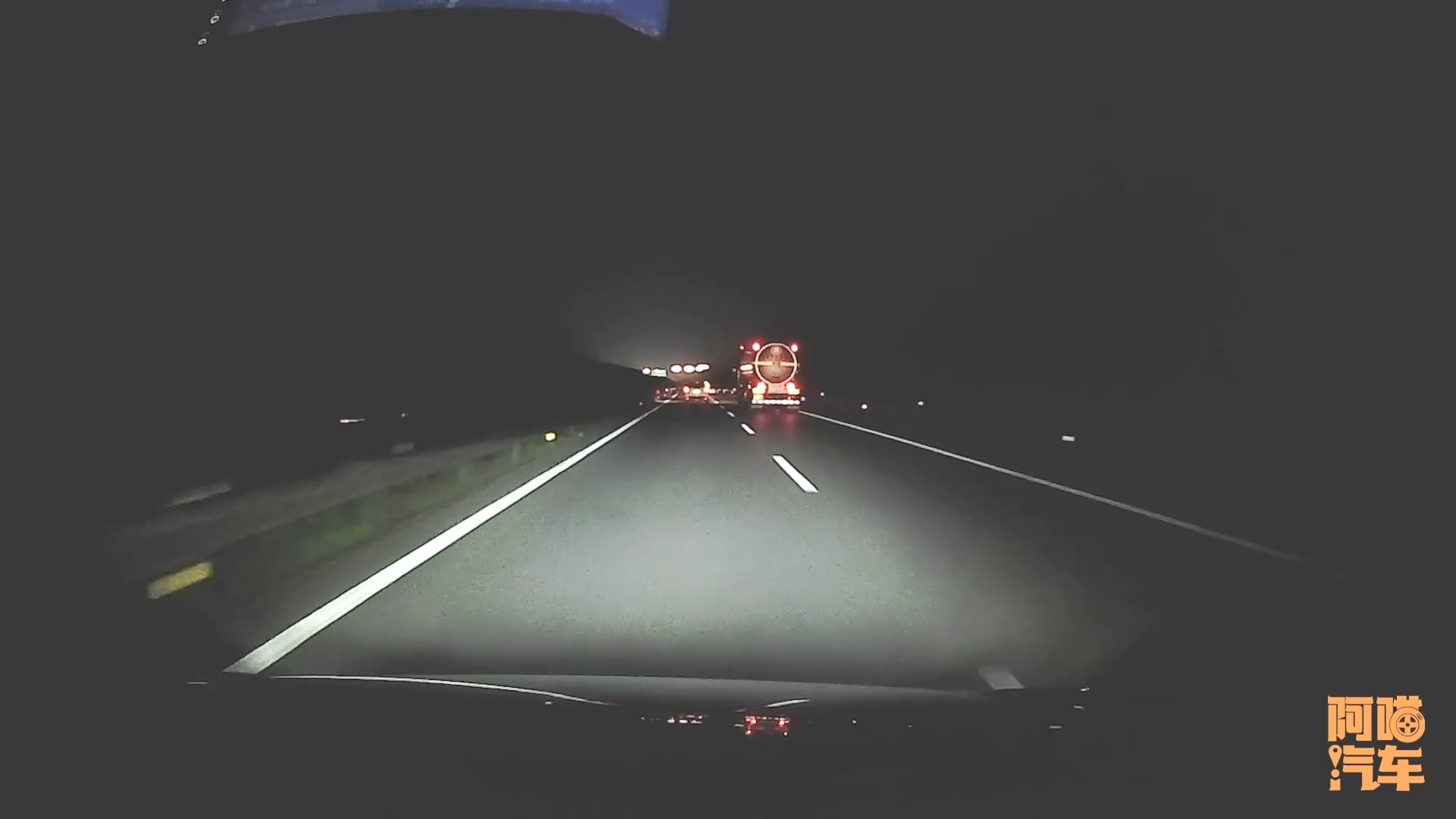 夜间一人开长途跑高速要注意啥?路线规划和胎况检查很重要