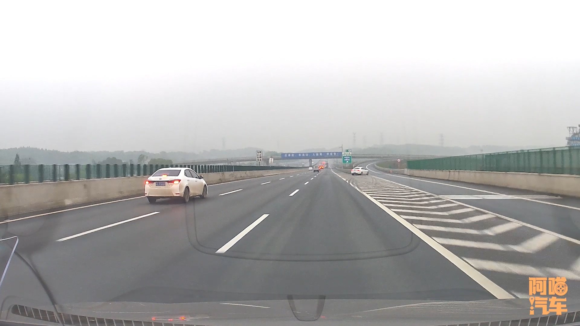 夜间一人开长途跑高速要注意啥?路线规划和胎况检查很重要