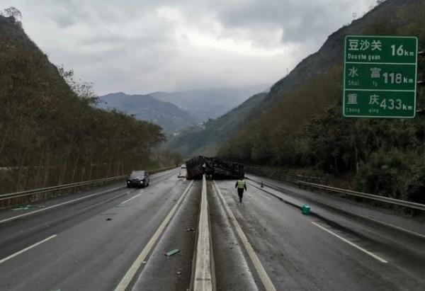 高速驾驶突发状况频发!这些技巧助你应对紧急情况保安全