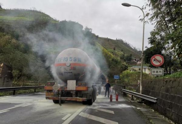 高速驾驶突发状况频发!这些技巧助你应对紧急情况保安全