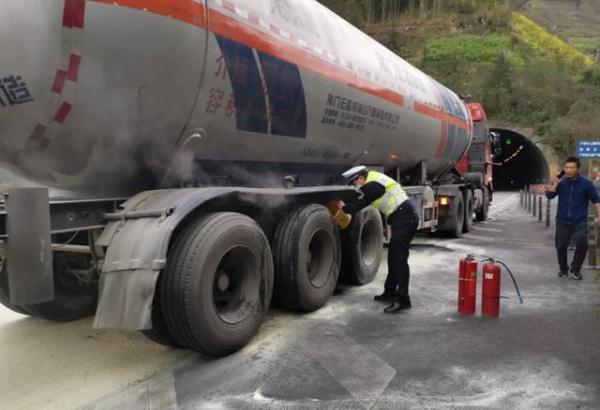 高速驾驶突发状况频发!这些技巧助你应对紧急情况保安全