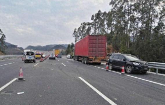 老司机分享高速驾驶技巧，助你安全驰骋高速路