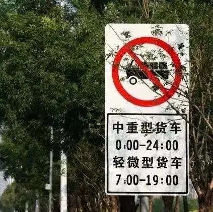 高速交警查处‘家族违章’，货车超长超宽超高危害大