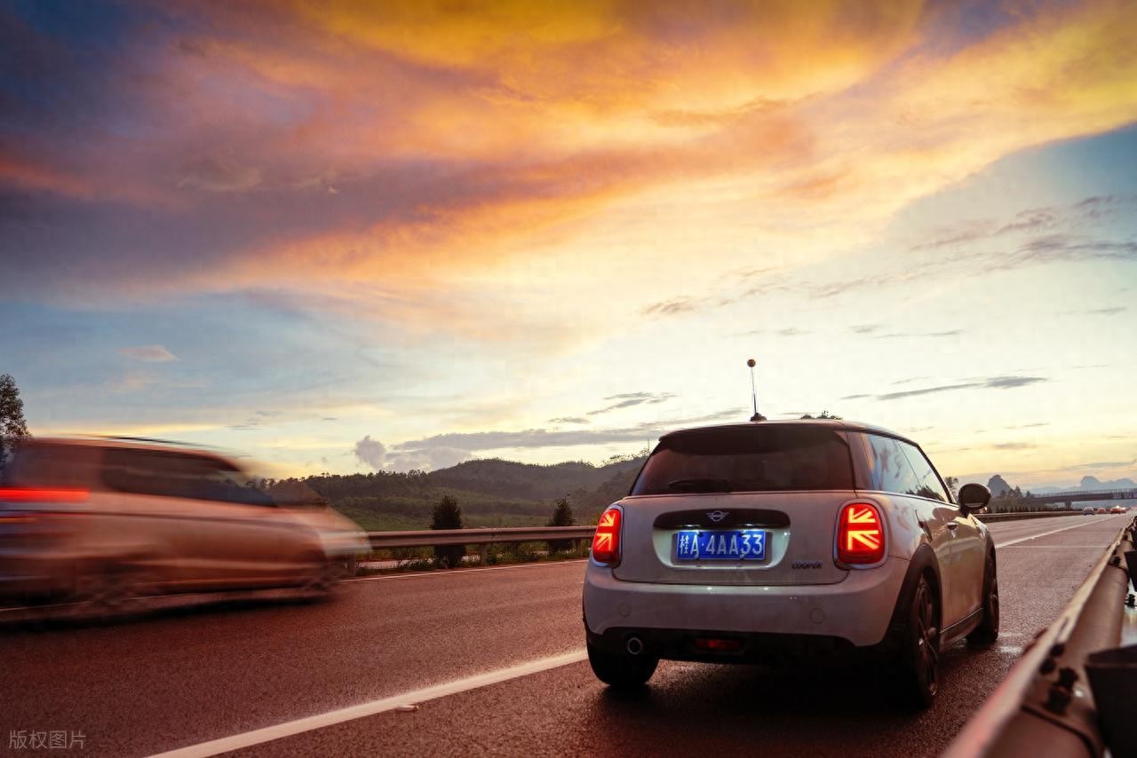 新手跑高速别慌！掌握这些驾驶技巧，安全又从容