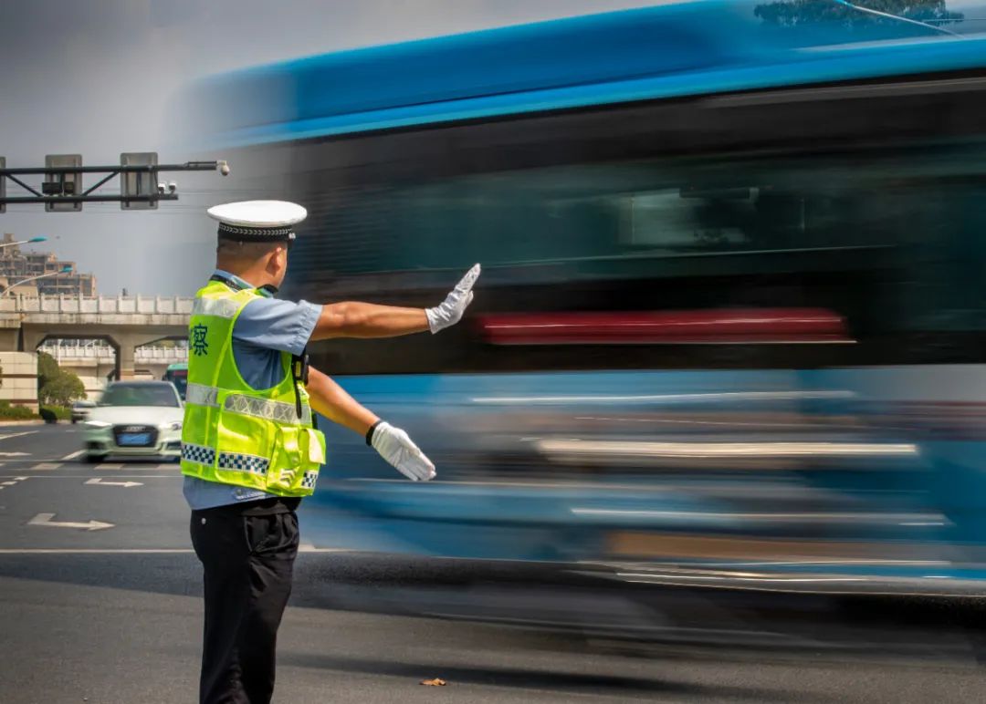 大货车肇事频发原因：驾驶人素养低与货运行业管理无序