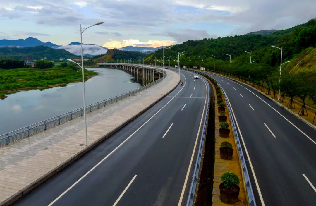 大货车肇事频发原因:驾驶人素养低与货运行业管理无序