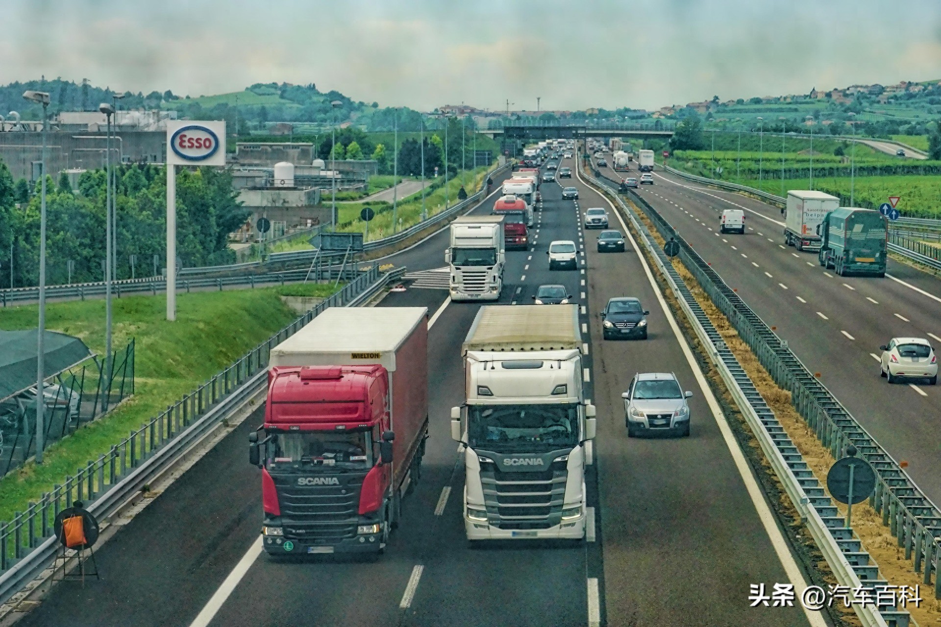 高速上并排行驶危害大，挡路又易引发危险，千万别这么干