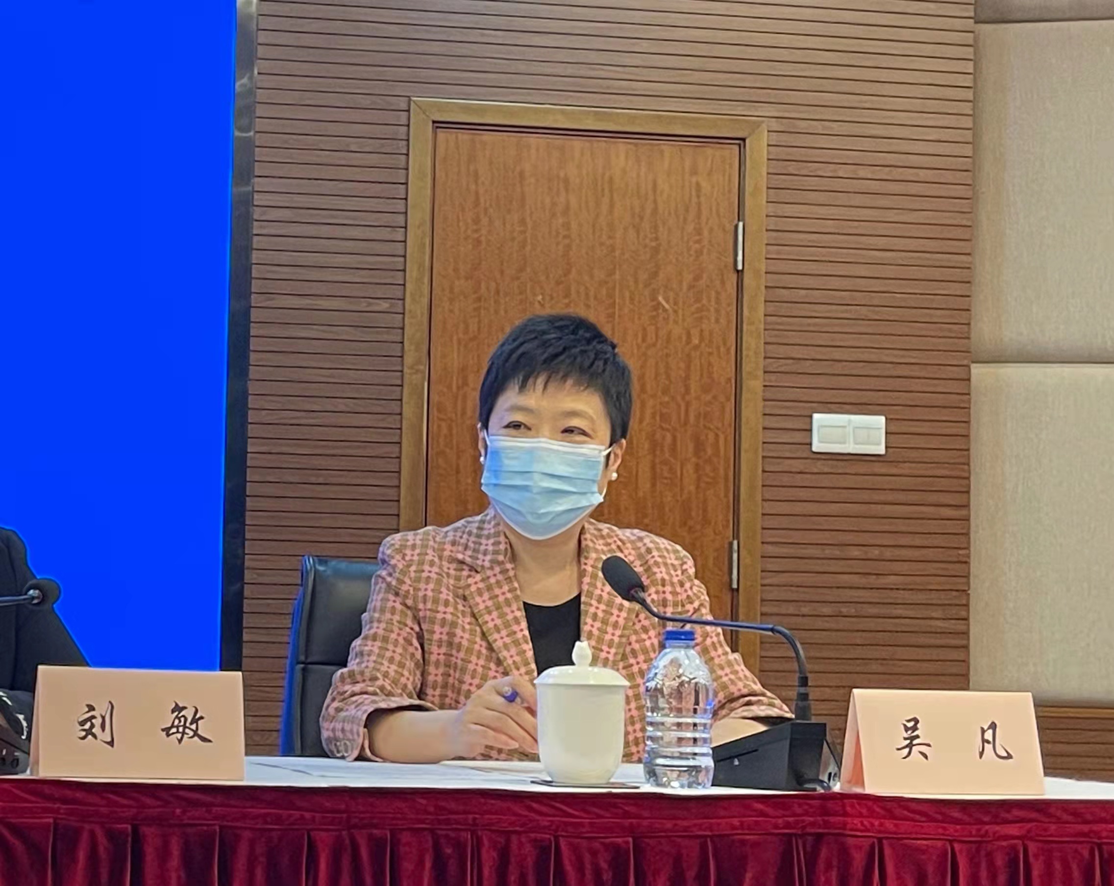 上海2+12防控要求下，出现疫情症状要报告，能上班吗？