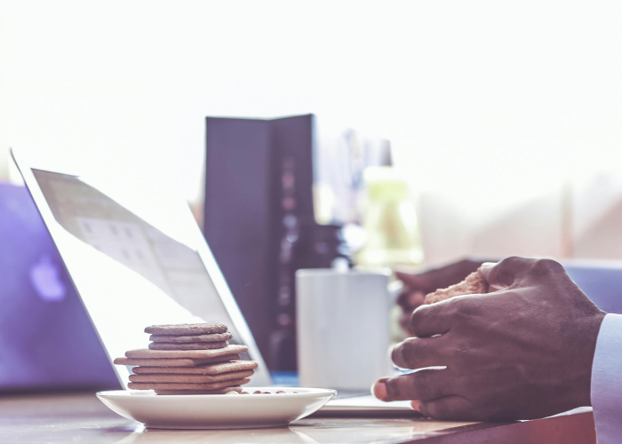 新疆疫情挑战：经济、民族区影响与防控薄弱环节应对